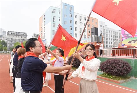 童心共向党 领巾齐飞扬——实验小学西校区举行新队员入队仪式舒城县人民政府