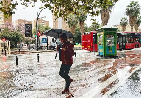 Las Lluvias Inundan Calles Con Coches Atrapados Y Obligan A Desviar