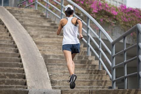 Deportista Que Funciona Con Para Arriba Las Escaleras De La Ciudad Foto