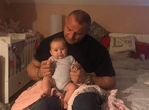 Mariusz Pudzianowski Z Dzieckiem Na R Kach Ma A Pudzianka