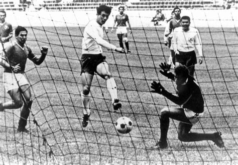 五輪ヒストリー：1968メキシコ サッカーで銅 釜本得点王 写真特集1016 毎日新聞