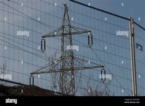 Energieversorgung Mit Einer Kv Stromleitung Und Strom Mast