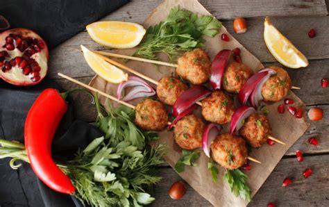 Grillspieße mit Meatballs vom Weidejungrind Strohschwein Rezept