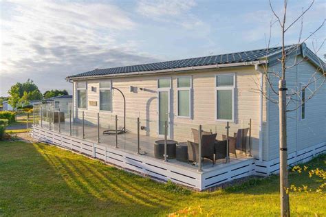 Static Caravan Decking Prices in 2022 | Checkatrade