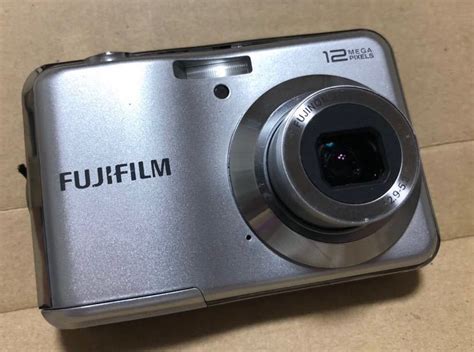 富士フイルム FinePix AV100 12 MP デジタルカメラ 3倍光学ズームと2 7インチ液晶ディスプレイ シルバー 富士フイルム