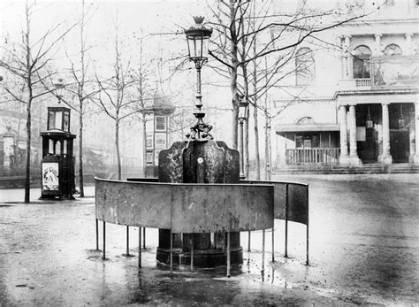 Vespasienne (urinario público) en los Grandes Bulevares, París, c.1900
