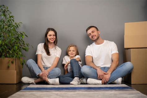 Junge Familie Zieht In Ein Neues Zuhause Kostenlose Foto