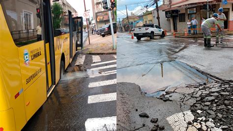 Ônibus cai em buraco após rompimento em rede de água