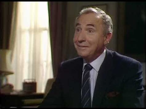 Yes Prime Minister Season 1-3 / Да, господин Премьер-министр 1-3 - YouTube