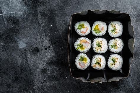 Rollo De Arroz Coreano Kimbap O Gimbap Sushi Coreano Fondo Negro Vista