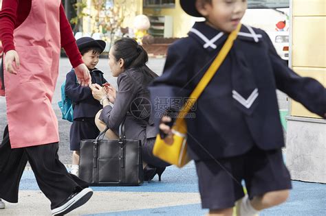 接孩子放学的母亲高清图片下载 正版图片502062254 摄图网