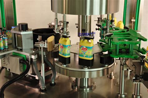 Hot Melt Label Machine Automatic Single Station Opp Glue Labeling Equipment For Square Liquid