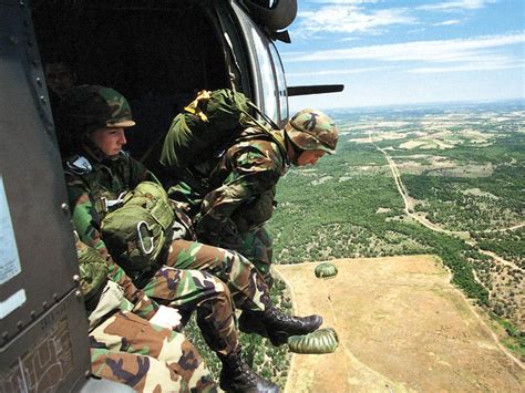 G Rer Universel Am Rique Du Sud Moniteur Parachutiste Militaire