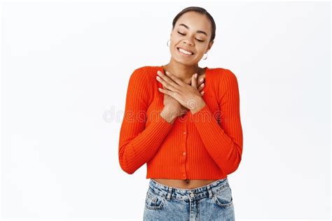 Bella Joven Latina Mirando Con Cuidado Y Ternura Cogiendo La Mano Y Sonriendo Cuidando De Pie