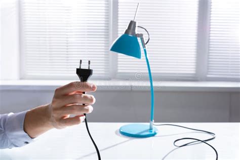 Lampe De Déconnexion D homme Pour économiser De L électricité Photo