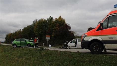 Auto beim Überholen übersehen Zwei Verletzte