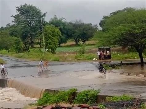 Water Is Flowing Over The Culvert People Upset मुलताई में उफान पर