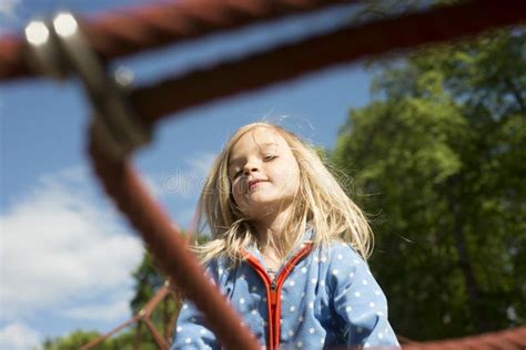 Vrij Het Blonde Meisje Spelen Op Kabel Van Rood Web In De Zomer Stock Afbeelding Image Of