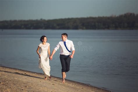 Sinnliches Junges Glückliches Paar Das Ihre Liebe Auf Dem Strand