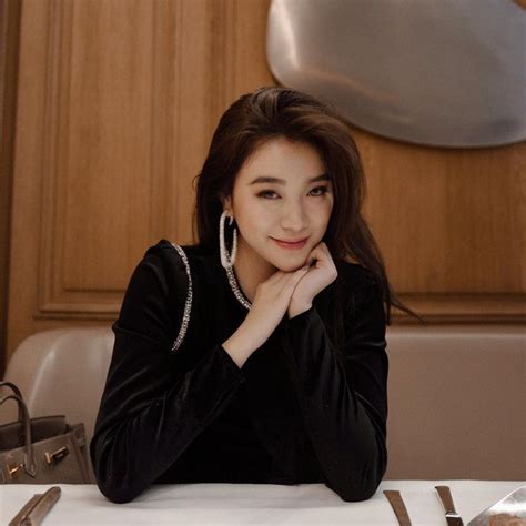 Hot girl Lào gây sốt mạng xã hội Việt từng học ĐH Ngoại thương