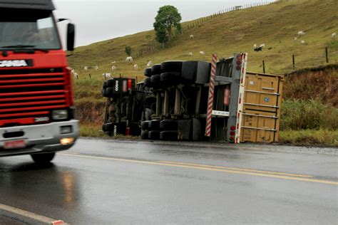 Acidentes envolvendo caminhões em rodovias federais são duas vezes mais