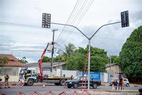 Novo semáforo é instalado na avenida Brigadeiro Eduardo Gomes em Boa