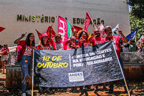 Manifestantes Saem S Ruas Do Pa S Contra O Confisco Das Verbas Da Educa O