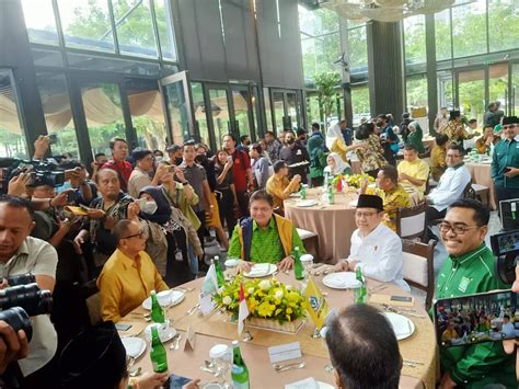 Bertemu Cak Imin Di Pelataran Senayan Airlangga Kenakan Batik Hijau