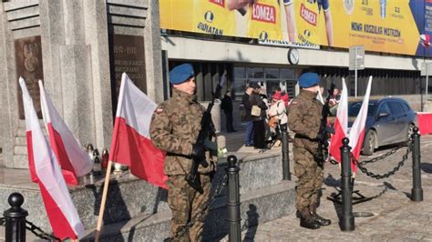 Wi To Niepodleg O Ci W Kielcach Z O Enie Kwiat W Przed Pomnikiem