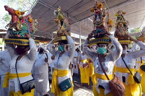 Ritual Jelang Hari Raya Kuningan Antara Foto