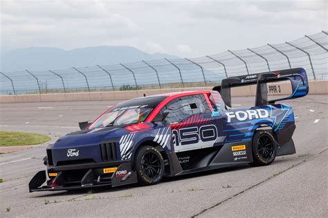 Monstrous 1 400 Hp Ford F 150 Lightning Supertruck Takes On Pikes Peak