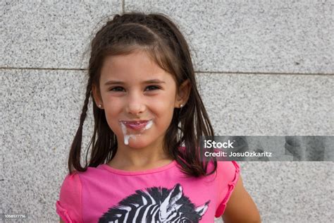 Foto De Menina Sorridente Com A Boca Cheia De Sorvete E Mais Fotos De Stock De Beleza Beleza