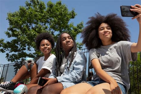 Grupo De Chicas Negras Pasar Tiempo Juntos Al Aire Libre Foto Gratis