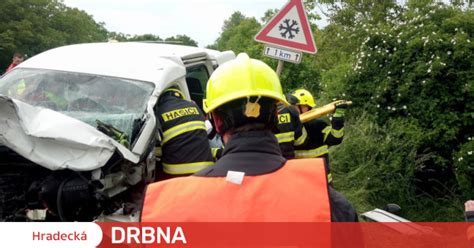 Při dopravní nehodě u Všestar na Hradecku zemřel člověk