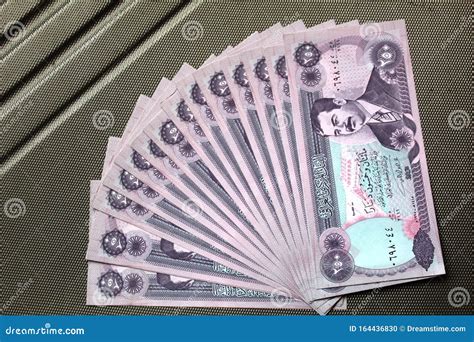 Wad of Iraqi 250 Dinar Banknotes Stock Photo - Image of dinar, state ...