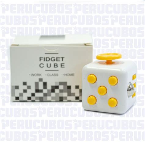 Cubo Relajante Antiestres Fondo Blanco Con Botones Amarillo Fidget Cube