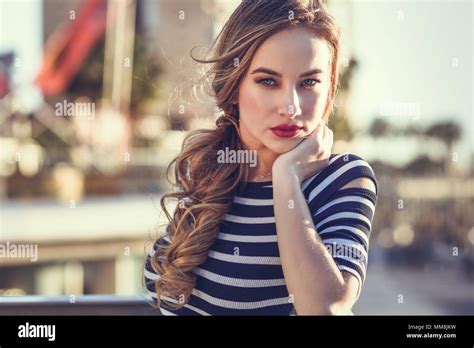 Blonde Frau Modell Der Mode Im St Dtischen Hintergrund Stehen Sch Ne Junge M Dchen Tragen