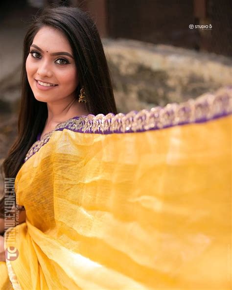 Serial Actress Pavithra Janani Looks Super Beautiful In Yellow Saree