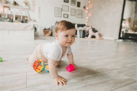 Beb De Meses Brincando Uma Pir Mide Colorida De Arco Ris