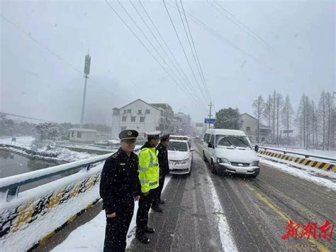 当“冬雪白”遇上“党员红”——江背镇党员干部除雪暖民心 长沙 新湖南