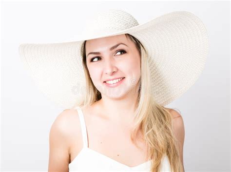 La Fille Blonde Sexy Drôle S est Habillée Seulement Dans Un T shirt S