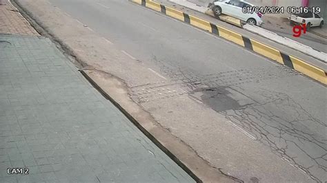 VÍDEO motorista perde controle direcional e bate em mureta de proteção