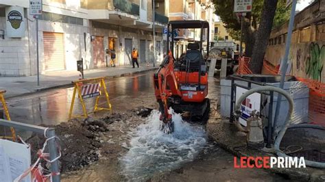 Zampilli E Allagamenti Salta Una Conduttura Durante La Posa Della Fibra