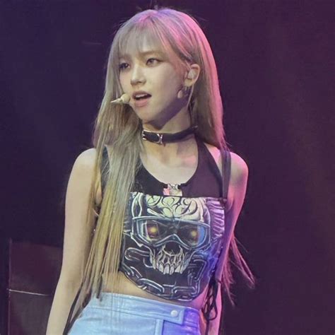 Karina Aespa Icons Lq Pfp Cute Fansite At Concert Blonde Hair Karina Blonde Blonde Hair