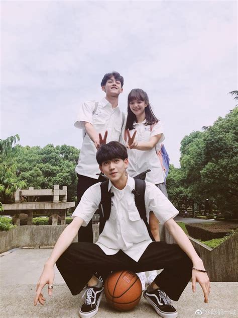 Hot boy Trung Quốc 19 tuổi giống nhiều diễn viên nổi tiếng