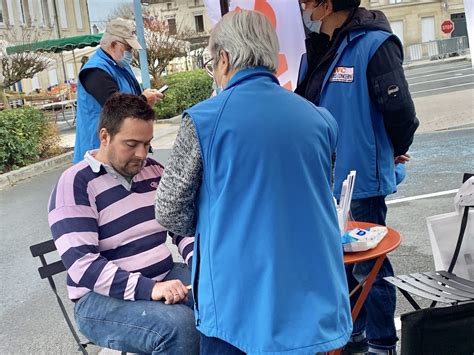 Je Marche Avc Minibusavc Sur Le March De Saint Denis De