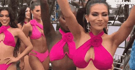 Hậu trường thí sinh Hoa hậu Hòa bình diện bikini nhảy múa dưới mưa
