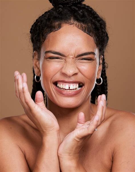 Cara De Mujer Negra Y Sonrisa Con Los Ojos Cerrados Para El Cuidado De