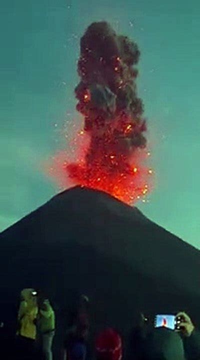 Des Randonneurs Se Retrouvent Au Pied Du Volcan Fuego Qui Entre En