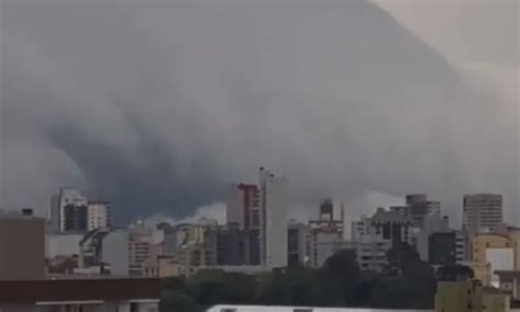 Chuva no Rio Grande do Sul nuvem engole cidade gaúcha e dia vira